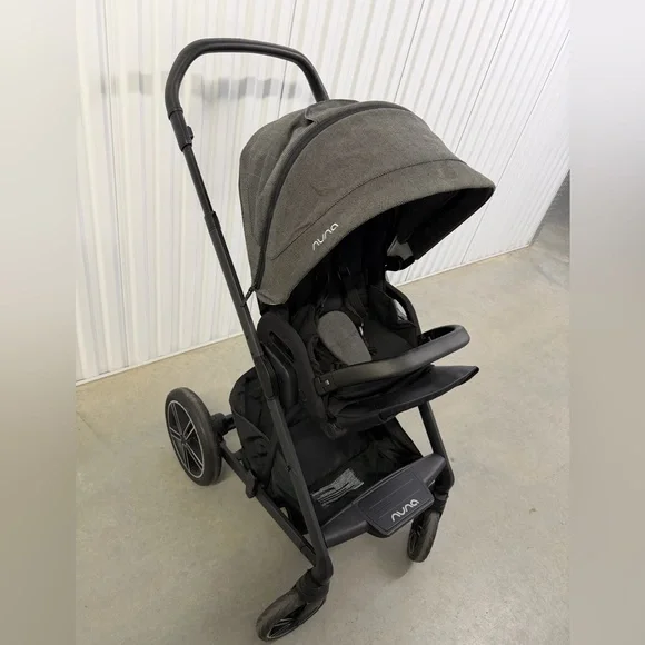 Nuna mixx Black and Gray Stroller in Excellent condition. - Picture 11 of 13